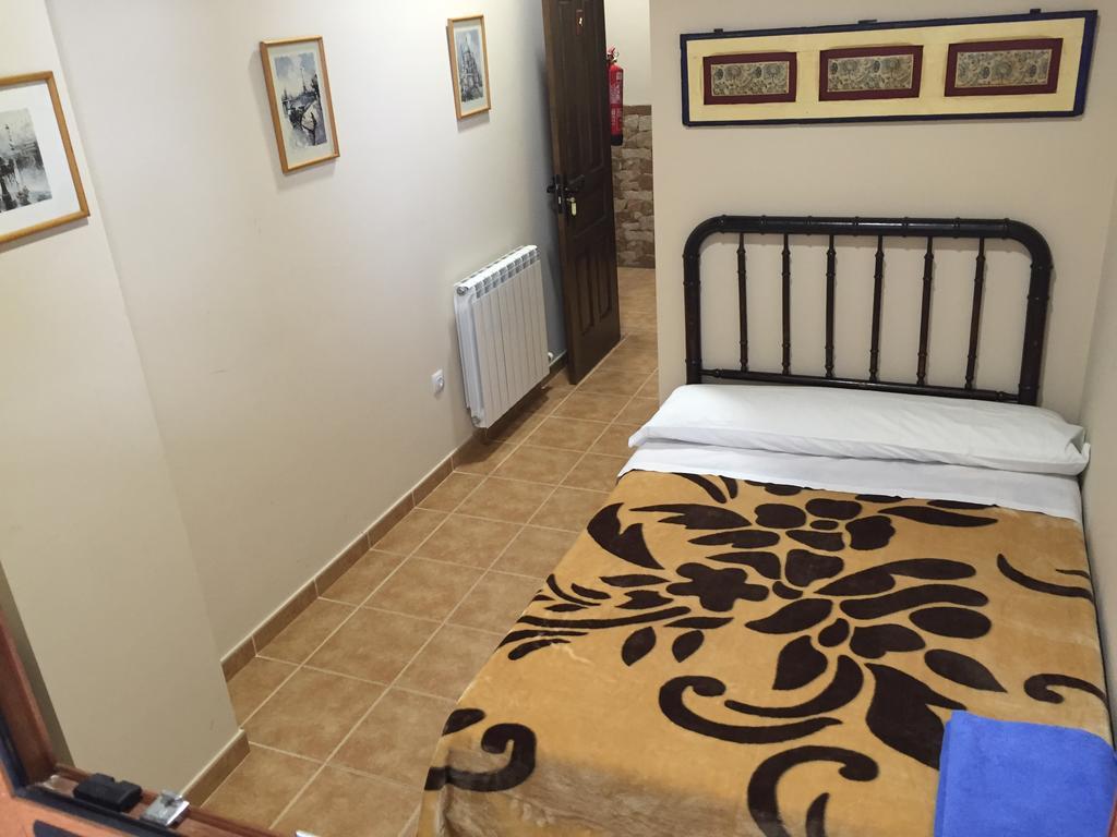 Albergue Santo Tomas De Canterbury Леон Экстерьер фото